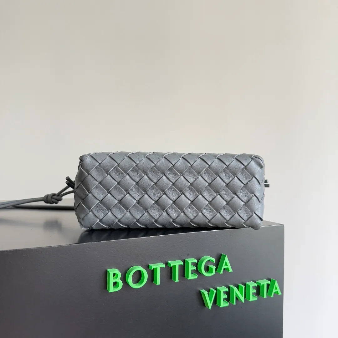 Batch 1260 𝗕𝗼𝘁𝘁𝗲𝗴𝗮 𝗩𝗲𝗻𝗲𝘁𝗮———— The latest version of the loop camera bag💥 at BV’s King of Cost-Effectiveness counter, large woven texture➕As always, ultra-high-quality lambskin, with zippers and adjustable drawstrings, it is especially suitable for the belly💫It can hold anything, and it is very light in weight, suitable for🈴️girls of all ages, size: 22*15*8cm, style number: 680255